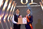 01 經發局長張峯源頒發新任社長王大榮當選證書