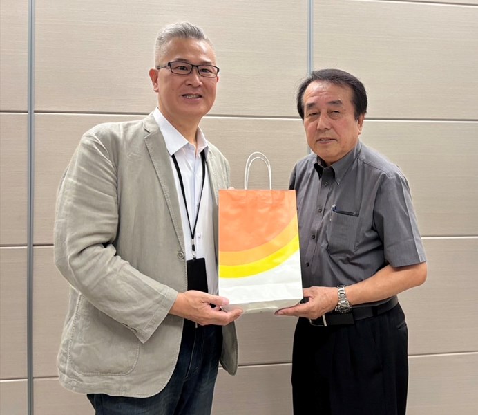 02 星原透會長致贈宮崎縣當地禮品