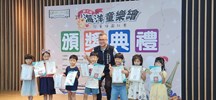 02 副局長與小朋友合影