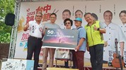 01 局長張峯源頒發抽獎禮品