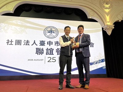 張局長致贈公會獎座-林理事長-右-代表受獎_0