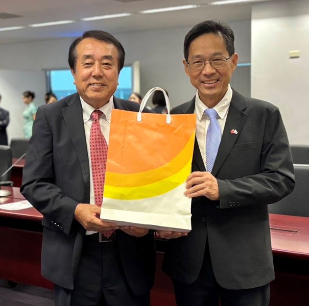 04 張峯源局長與宮崎縣部長合影