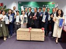 05 雙方互贈禮品合影