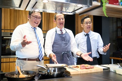 谷力哲處長-中-以標準中文唱腔與鄭副市長及張局長一同唱起經典老歌_0