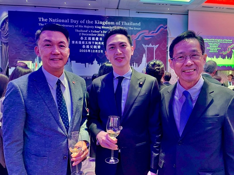 01 張局長和新加坡葉偉傑代表-左廖偉翔立委合影