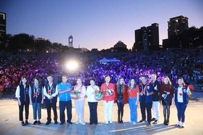 菲律賓聖誕節首度台中登場-盧市長-菲駐台主席兼代表彭科蓉與三千名菲國僑民同歡