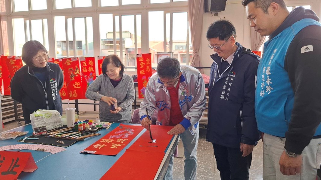 03 經發局長張峯源迎春揮毫