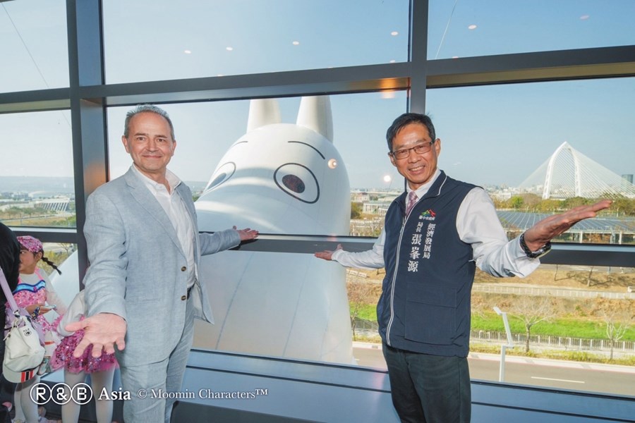 01 經發局長張峯源及芬蘭商務辦事處葉瑞副代表與姆明合影