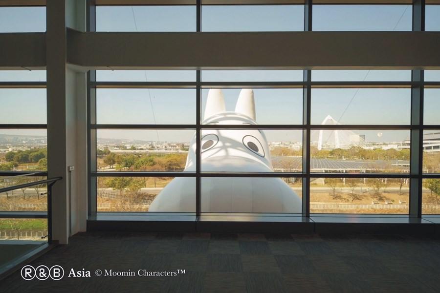 04 會展中心室內4樓可看到正在偷看的可愛姆明正面