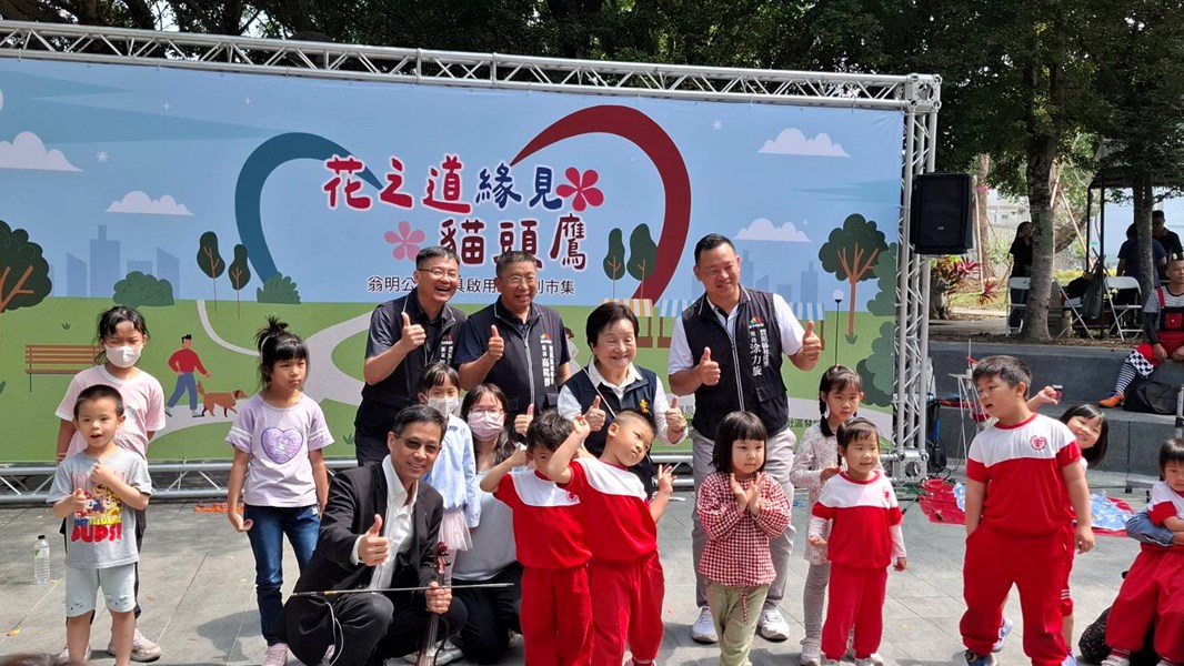 05 經發局長張峯源與民眾合影