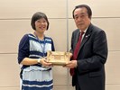 02 主秘許瓊華與日本宮崎縣交流大使星原透合影