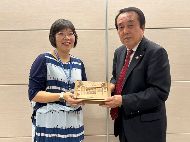 02 主秘許瓊華與日本宮崎縣交流大使星原透合影