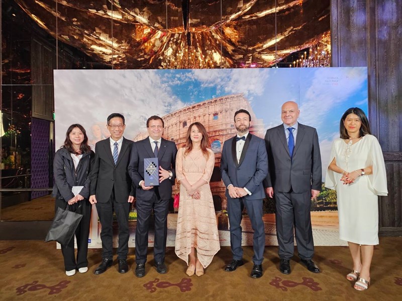 01 張峯源局長與各大使合影
