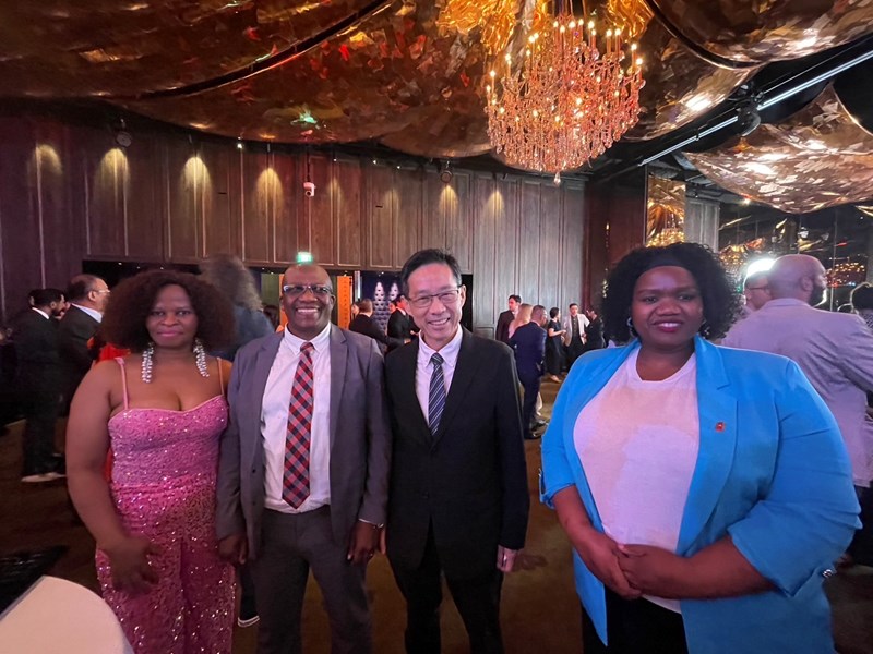 02 張峯源局長與南非代表Mr. Zakhele Samson Mnisi合影