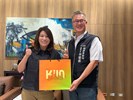 04 黃香菽議員回贈伴手禮合影