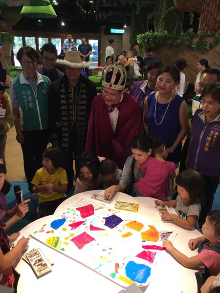市長與局長來到玩劇島故事園地與小朋友們互動！