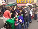 民眾製作小花風車