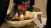 世界甜點冠軍的陳立喆師傅展示製作的甜點