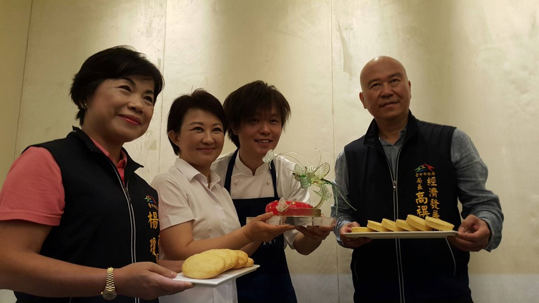 盧市長、楊副市長、高局長與世界甜點冠軍的陳立喆師傅相見歡