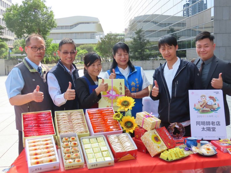 06 2019太陽餅文化節記者會-經發局張局長與糕餅業者阿明師老堂太陽餅和影