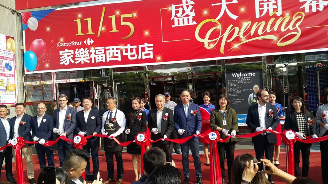 01家樂福西屯店開幕剪綵合影