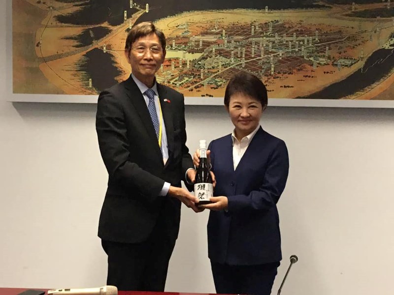 03日本臺灣商會聯合總會-盧秀燕市長與河道台總會長合影
