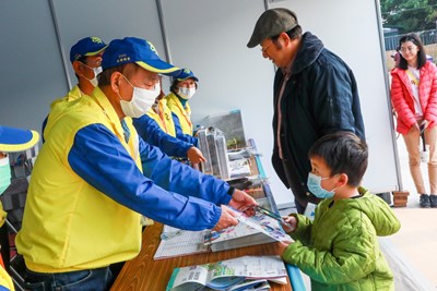 日本草間先生擔任台灣燈會志工