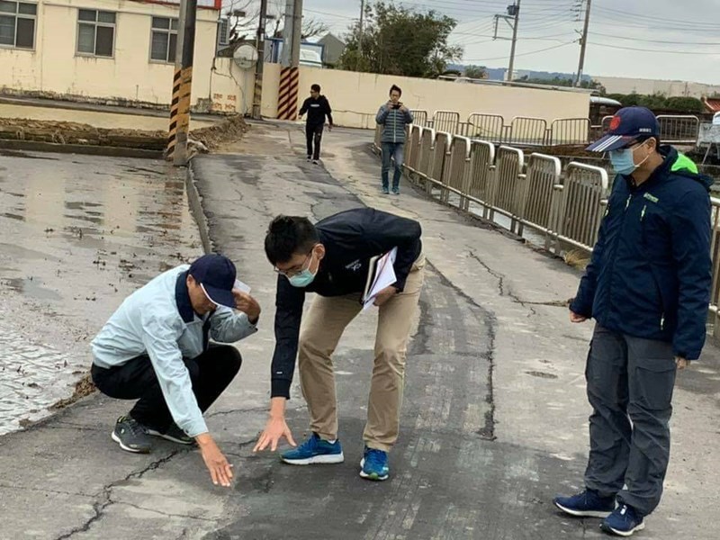 海線路面復平任務，經發局與建設局攜手解決1