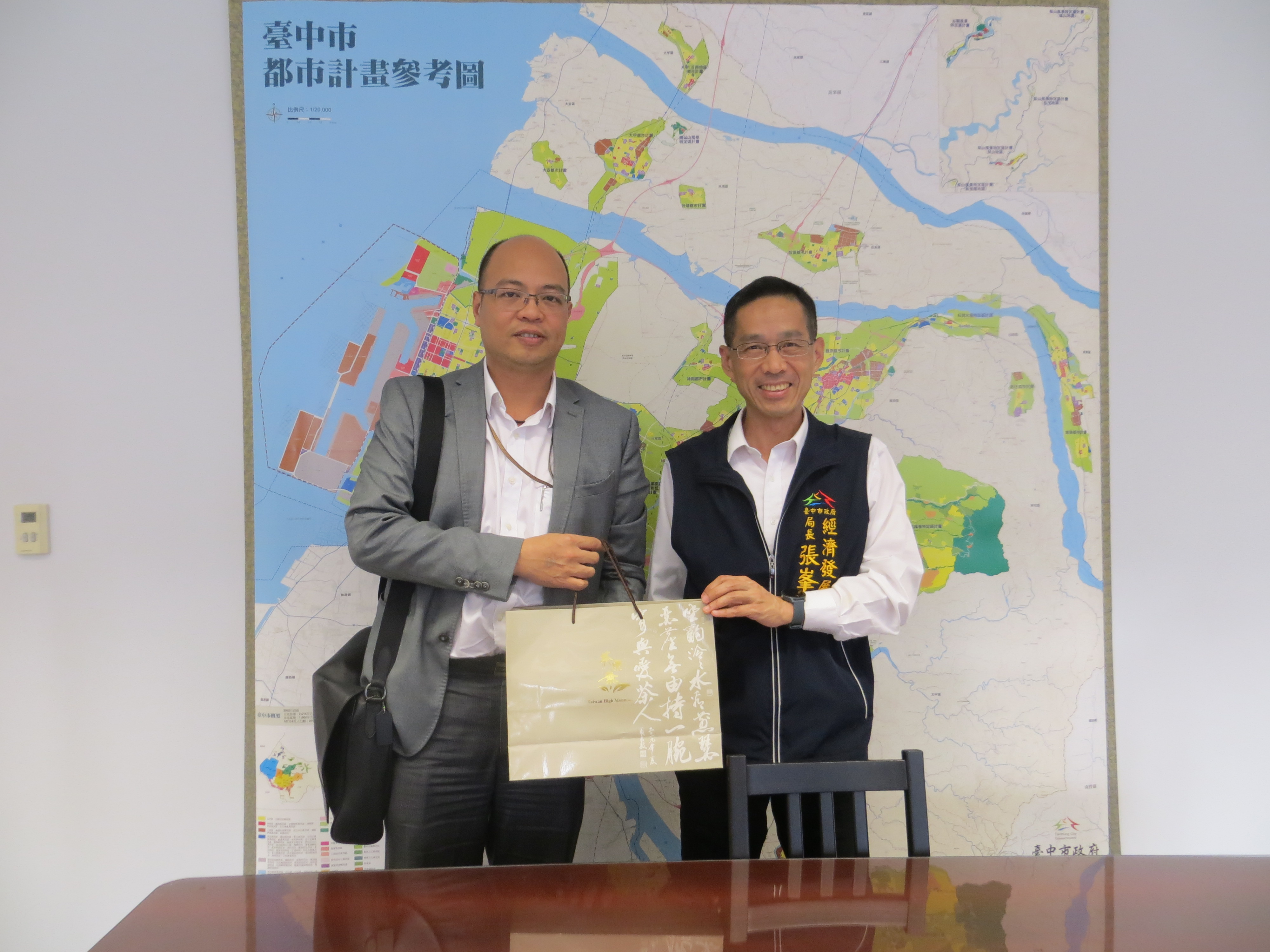 臺中市政府經濟發展局 活動相簿 再生能源好夥伴 台電再生能源處蔡英聖處長拜訪本局