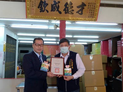 民間善心捐贈社福機構防疫物資 中市社會局長致贈感謝狀