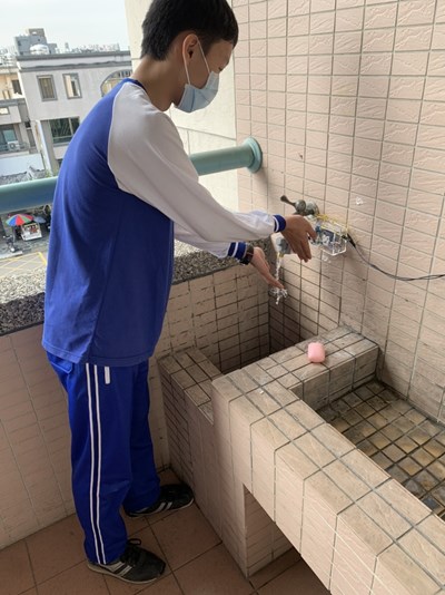 智慧科技防疫! 中市立新國中研發水龍頭自動感應器