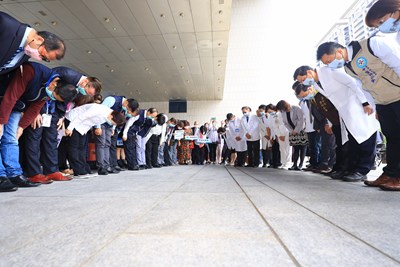 募4萬5千個物資挺防疫-盧市長鞠躬致敬防疫英雄