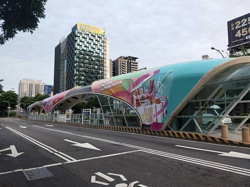 秋紅谷公車專用道站體意象裝飾完成3