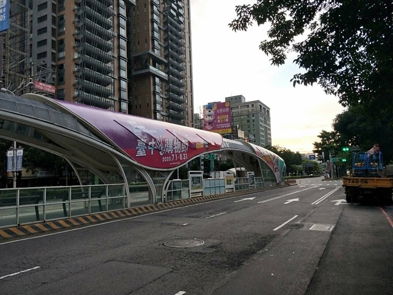 秋紅谷公車專用道站體意象裝飾完成4