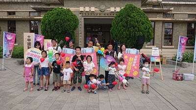 「街藝相挺 藝起加油」今晚在帝國糖廠正式揭開序幕,由在地街頭藝人河堤樂團及孔令嵩率先上場,文化局副局長施純福也到場支持