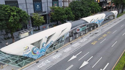 秋紅谷公車站以-馬拉灣水樂園-為主設計-由麗寶樂園規劃