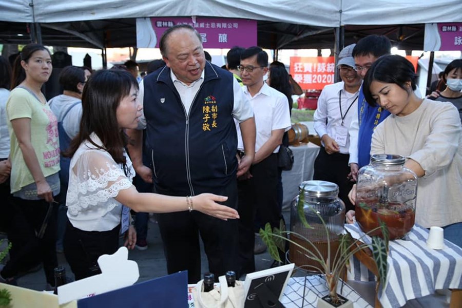 05中臺灣地方產業創新研發聯合成果展展攤剪影-副市長陳子敬出席