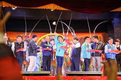 知名歌仔戲劇團「明華園總團青年軍」帶來經典劇曲《雲中君》,市長盧秀燕今晚到場同樂