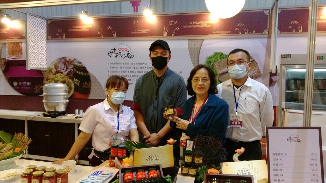 09-2020經典臺菜美食展合影-經發局倪世齡主秘、業者臺中担仔麵
