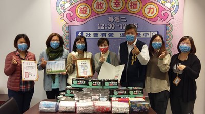中市社會局媒合愛心企業 贈兒少安置機構耶誕口罩