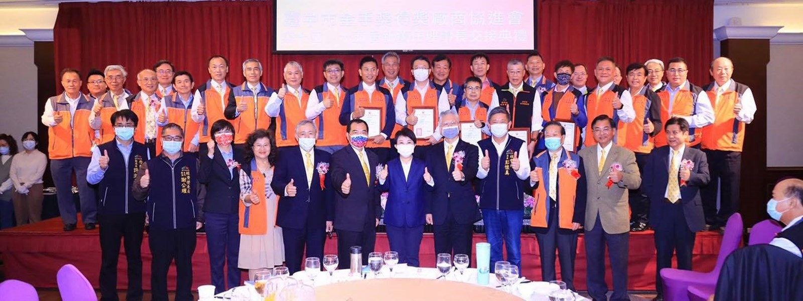 03 金手獎新舊任理事長交接典禮-盧市長、經發局謝公耀專門委員及工策會黃于珊總幹事等人合影