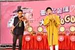 10 邀請歌手與經發局張局長共同表演