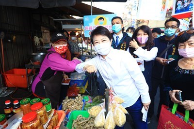盧市長訪視烏日菜市場-宣導防疫-戴好口罩過好年-1