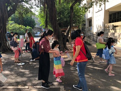 進入校園時,需全程戴口罩,配合測量體溫及噴酒精