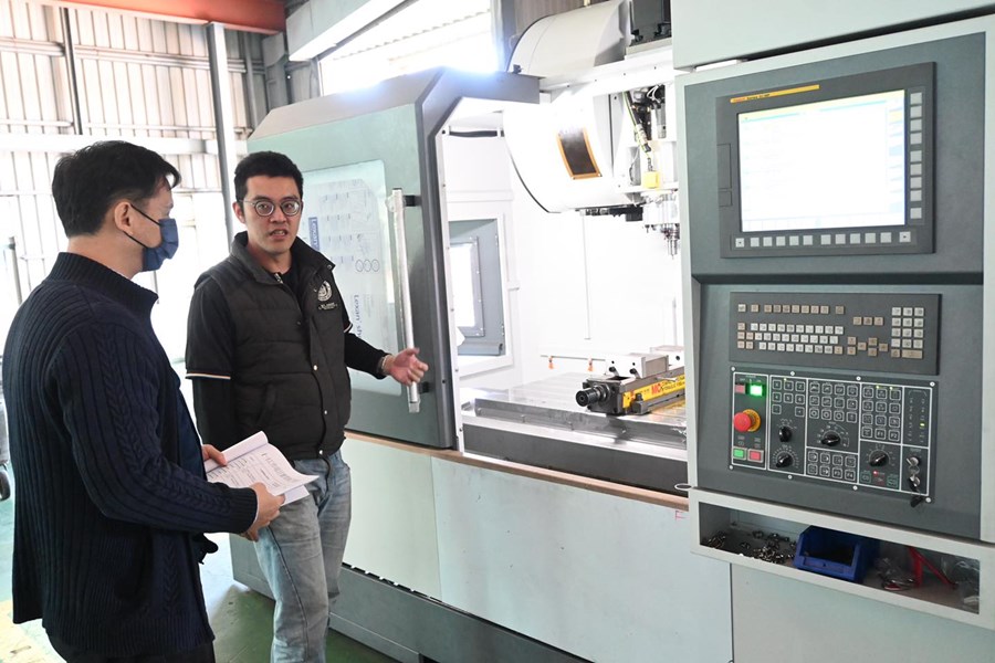 04 瑞峰精機致力於研發、生產CNC加工機台