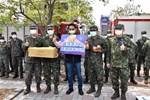 02特別致贈富含維他命C的蘋果及雞排