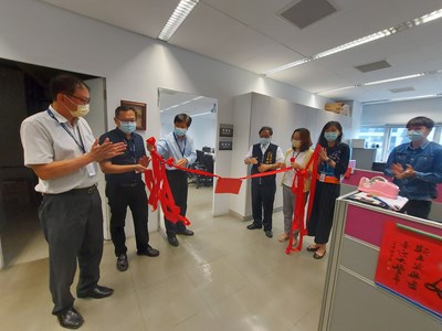 中市民政局專用「開標室」啟用,民政局長吳世瑋率領各主管揭牌。