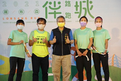 羅布森伴城路跑 副市長與羅布森董事長及三位國手合影