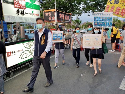 昨晚再由經發局副局長李逸安帶隊至太原觀光夜市,稽查防疫加嚴措施 (2)