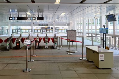 捷運綠線市政府站閘門前設置熱顯像儀,並以圍欄管控人流動線